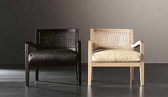 Meridiani zwei Stühle Forrest Wood in schwarz und eierschalenfarben