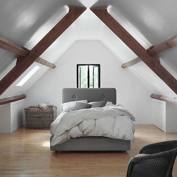 modernes Bett von VIspring mit Kopfteil Eros in grau in Dachzimmer