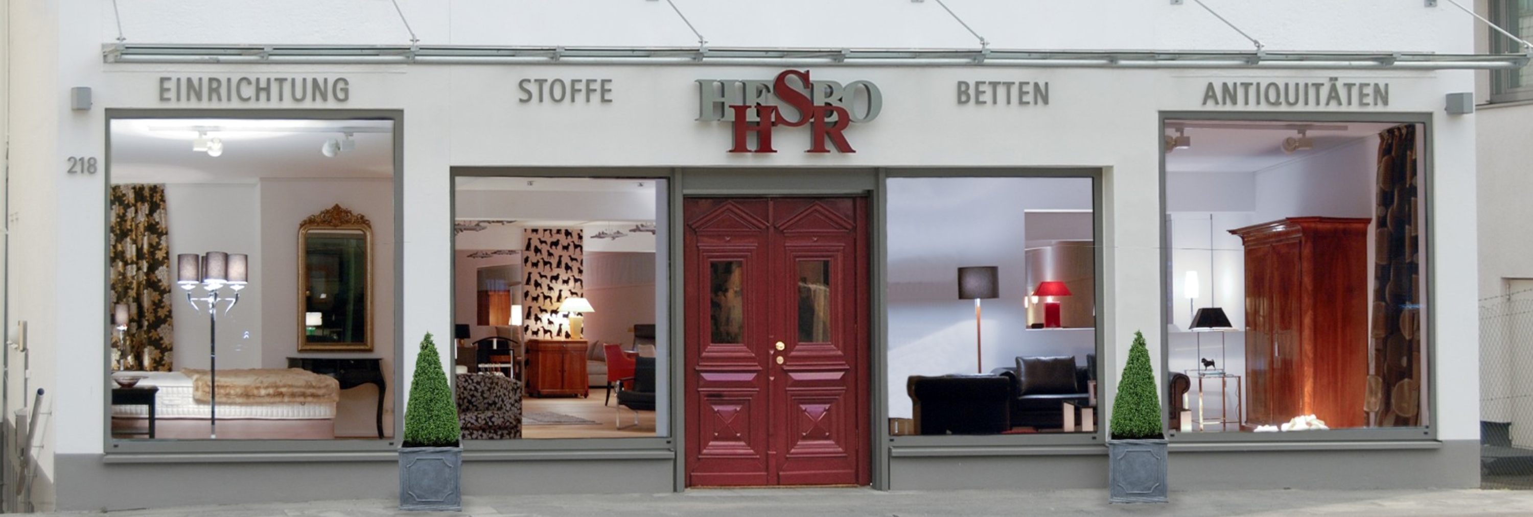Rote Eingangstür von HSR Hesbo in Bonn, Römerstraße 218