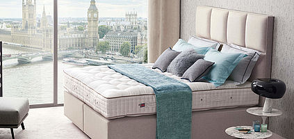 vispring Boxspringbett mit Dekoration, im Hintergrund liegt London