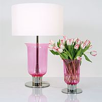 Fitz Vasenleuchte Diva in rose mit weißem Schirm und Vase in rose