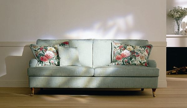 BW Sofa Passion in hellgrünem Stoffbezug mit Messingrollen