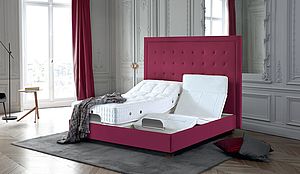 Boxspringbett von Treca Interiors mit verstellbarer Untermatratze CAD 3 und Kopfteil Tournelle in rot