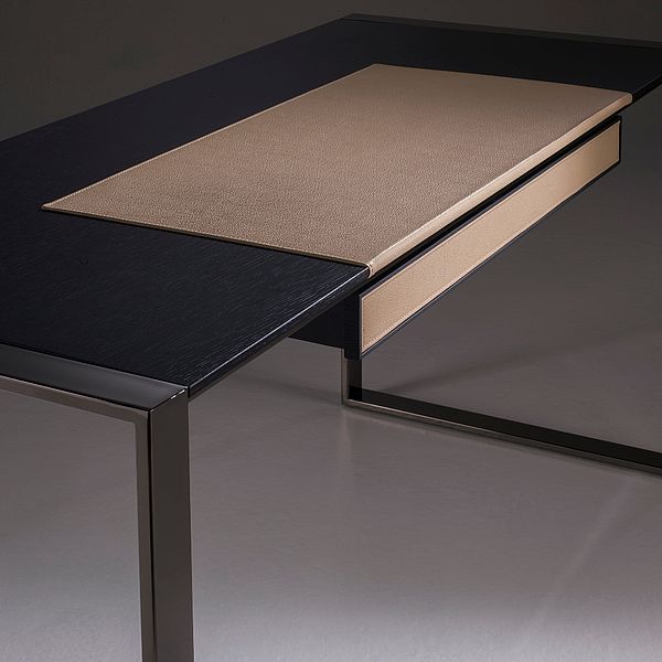 Nahaufnahme Oberfläche des Schreibtisches Desk von Orsenigo in Farbe F90 bronze