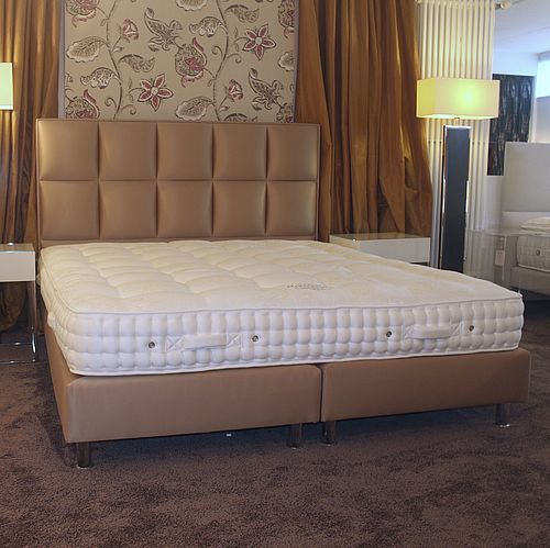 Boxspringbett von Serta mit Kopfteil Magnum in Sati Pearl Camel