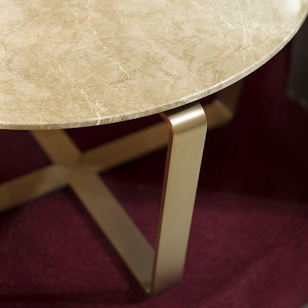 Orsenigo Couchtisch Detailaufnahme Tischplatte und Gestell in gold-Messing