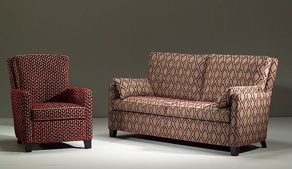 Werther Sierra Sofa und Sessel in rot gemusterten Stoffen