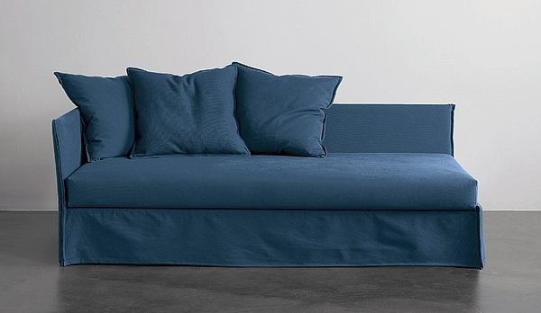 Meridiani Bettsofa mit einer Armlehne und zwei Rückenlenen Fox day bed in dunkelblau mit zwei Vorstellkissen