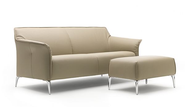 Leolux Sofa und Hocker Mayon in champagnerfarbenem Lederbezug