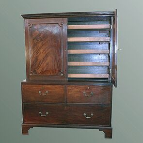 Antiker Mahagoni-Schrank