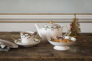 Teekanne, Teetasse und Schale auf Fuß der Serie Star fluted christmas von Royal Copenhagen