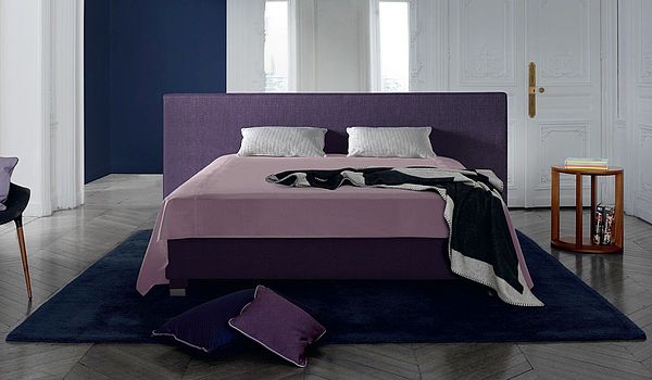 Boxspring-Bett von Treca mit Kopfteil Cube Wide in violette