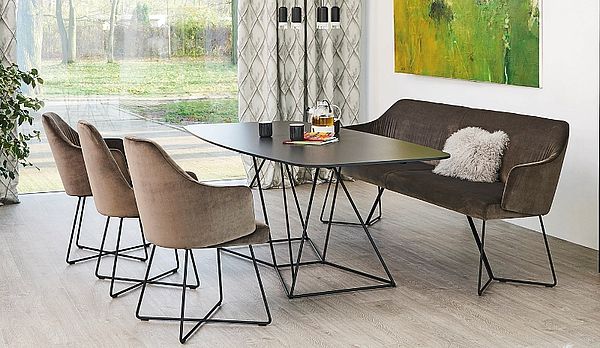 ipdesign Flow dining Stühle und Bank in dunkelbraun, Tisch in weiß