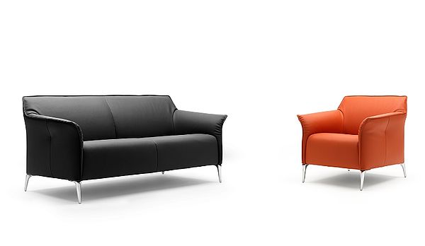 Leolux Mayon Lederofa in schwarz und Sessel in orange