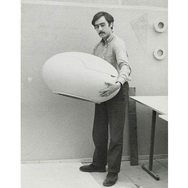 Peter Ghyczy im Jahr 1968 mit seine Eisessel Garden egg chair in weiß
