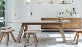 Form exclusiv Naturholz-Tisch Kuub in Eiche weiß pigmentiert