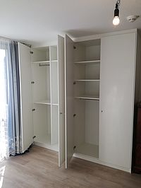 weißer Kleiderschrank