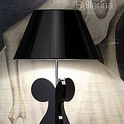Tischleuchte Ballerina mit schwarzem Fuss und Schirm von Fizt Leuchten