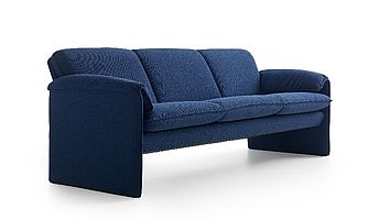 Leolux Sofa Bora Bora in dunkelblau, halb seitliche Ansicht