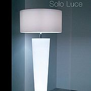 Stehleuchte Solo Luce mit beleuchtetem Fuß in weiß und gleichfarbigem Schirm von Fitz leuchten