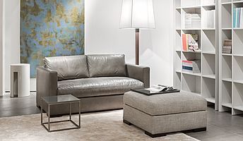 Meridiani Sofa Belmon in grauem Leder und Hocker in beigem Stoff