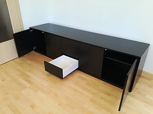 Sideboard mit Türen und Schubladen in schwarzem Lack