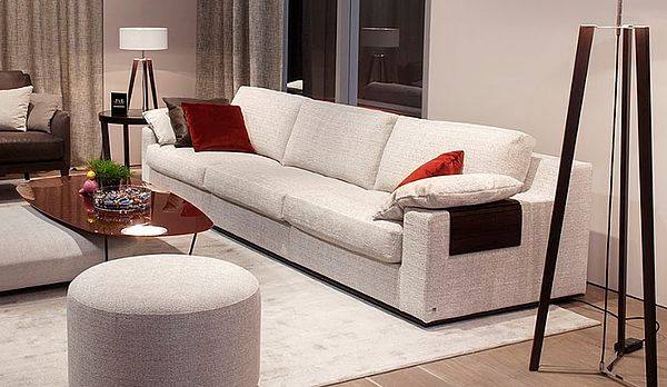 BW Sofa Inspiration in eierschalenfarbenem Stoff auf der Messe Milano 2018