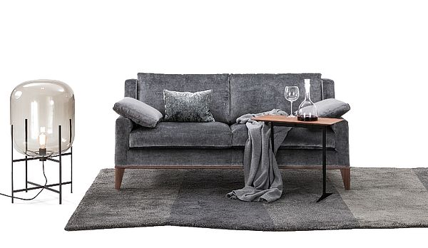 Werther Sofa Skagen in mittelgrau mit Decke und Teppich