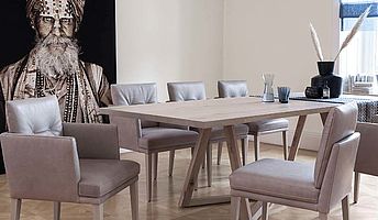 Bielefelder Werkstätten Holztisch Polo Dining in gekälkt und Stühle der gleichen Serie