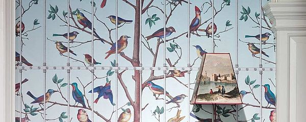Cole & Son Tapete Uccelli, Motiv: Vögel im Baum hinter einem Zaun