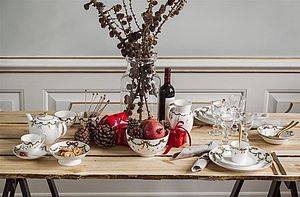 Royal Copenhagen Weihnachten Star Fluted Christmas Geschirr auf einem Holztisch