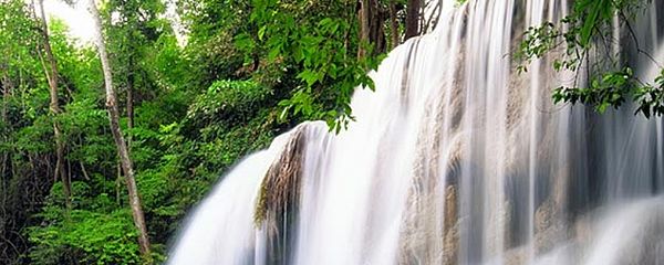Smita Tapete mit Wasserfall