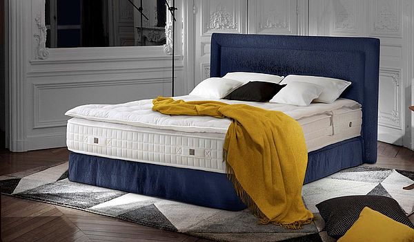 Boxspring-Bett von Treca mit Kopfteil Monte Carlo in blau