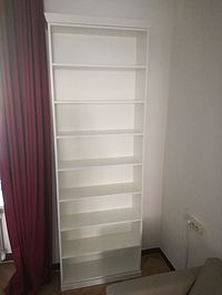 weißes Bücherregal