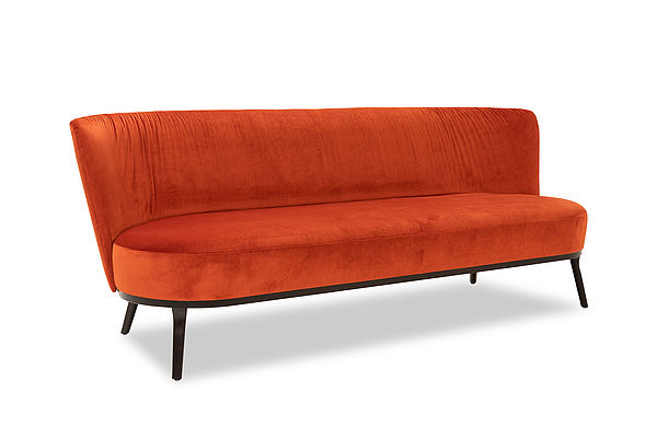 Polo Cocktail Sofa der Bielefelder Werkstätten in orange-rotem Samtstoff