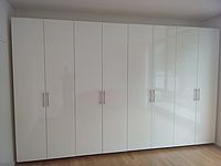 8-türiger Kleiderschrank