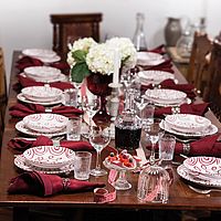 Gmundner Keramik Rotgeflammt: gedeckter Abendessentisch mit Gläsern und Rotwein