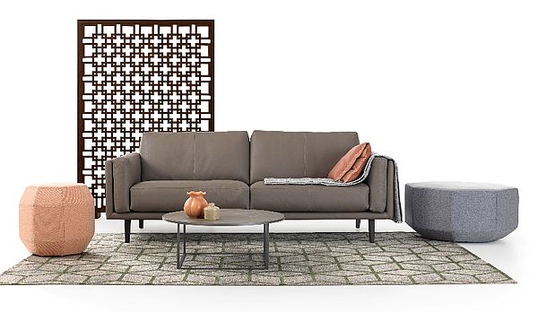 Leolux Bellice Sofa in braunem Leder mit zwei Hockern seitlich