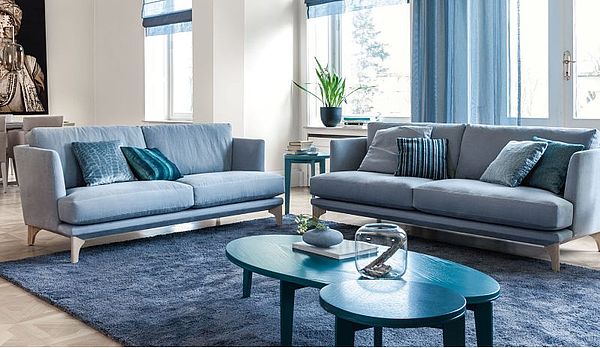 BW zwei Sofas Polo Living in blauem Velous mit Couchtischen