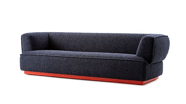 Sofa Loya in blauem Stoffbezug mit rotem Sockel in Gesamtansicht