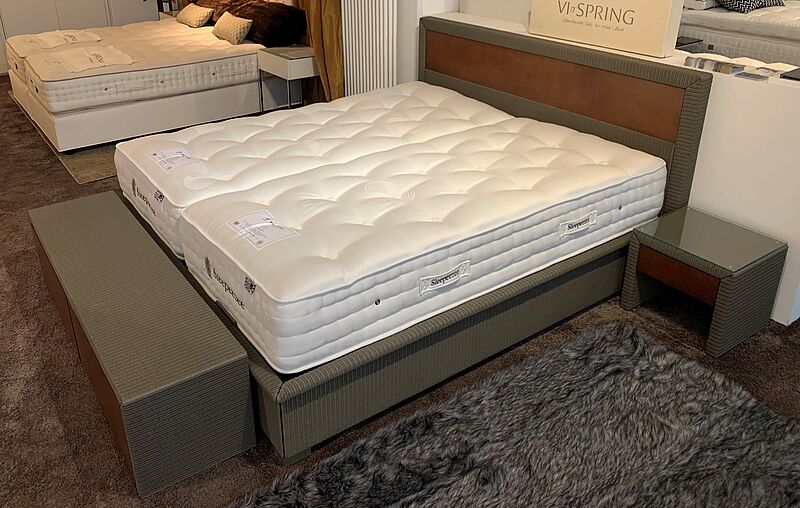 Doppelbett mit Nachttischen und Bettbank in grauem Geflecht zum Sonderpreis