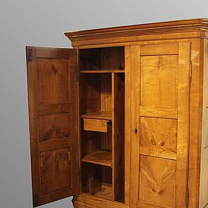 Kirschbaumschrank, Innenansicht