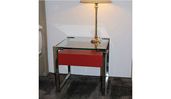 Nachttisch mit roter Schublade Modell T53L, Glasplatte, Edelstahl-Gestell, von Ghyczy