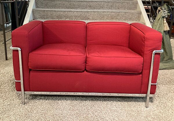 Sofa LC2 von Cassina in rotem Stoff